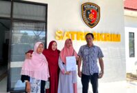 Pelapor dugaan pemalsuan tanda tangan Saninti dan Buami didampingi kuasa hukum Zaini usai melapor ke Satreskrim Polres Pamekasan. (LAILIYATUN NURIYAH/KLIK MADURA).
