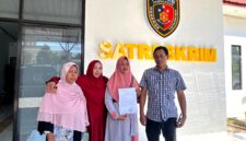 Pelapor dugaan pemalsuan tanda tangan Saninti dan Buami didampingi kuasa hukum Zaini usai melapor ke Satreskrim Polres Pamekasan. (LAILIYATUN NURIYAH/KLIK MADURA).