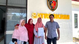 Pelapor dugaan pemalsuan tanda tangan Saninti dan Buami didampingi kuasa hukum Zaini usai melapor ke Satreskrim Polres Pamekasan. (LAILIYATUN NURIYAH/KLIK MADURA).