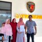 Pelapor dugaan pemalsuan tanda tangan Saninti dan Buami didampingi kuasa hukum Zaini usai melapor ke Satreskrim Polres Pamekasan. (LAILIYATUN NURIYAH/KLIK MADURA).