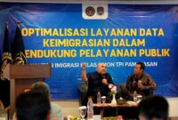 Perwakilan Kantor Imigrasi Kelas II Non TPI Pamekasan saat menggelar Sosialisasi Layanan Data Keimigrasian di Odaita Hotel Pamekasan, Kamis (27/8).
