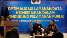 Perwakilan Kantor Imigrasi Kelas II Non TPI Pamekasan saat menggelar Sosialisasi Layanan Data Keimigrasian di Odaita Hotel Pamekasan, Kamis (27/8).