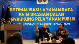 Perwakilan Kantor Imigrasi Kelas II Non TPI Pamekasan saat menggelar Sosialisasi Layanan Data Keimigrasian di Odaita Hotel Pamekasan, Kamis (27/8).