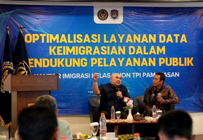 Perwakilan Kantor Imigrasi Kelas II Non TPI Pamekasan saat menggelar Sosialisasi Layanan Data Keimigrasian di Odaita Hotel Pamekasan, Kamis (27/8).