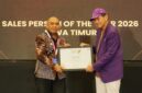 Manager PLN UP3 Madura Fahmi Fahresi menerima penghargaan Sales Person of the Year 2026 tingkat Jawa Timur dalam ajang SSPOTY Jawa Timur 2026 di Surabaya.