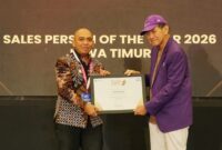 Manager PLN UP3 Madura Fahmi Fahresi menerima penghargaan Sales Person of the Year 2026 tingkat Jawa Timur dalam ajang SSPOTY Jawa Timur 2026 di Surabaya.