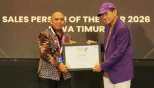 Manager PLN UP3 Madura Fahmi Fahresi menerima penghargaan Sales Person of the Year 2026 tingkat Jawa Timur dalam ajang SSPOTY Jawa Timur 2026 di Surabaya.
