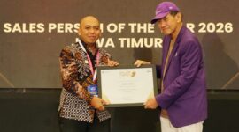 Manager PLN UP3 Madura Fahmi Fahresi menerima penghargaan Sales Person of the Year 2026 tingkat Jawa Timur dalam ajang SSPOTY Jawa Timur 2026 di Surabaya.