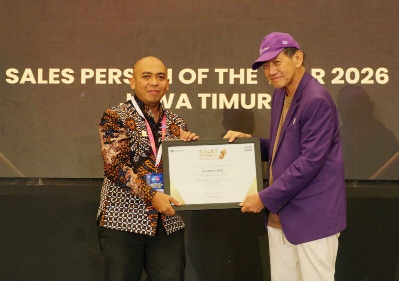 Manager PLN UP3 Madura Fahmi Fahresi menerima penghargaan Sales Person of the Year 2026 tingkat Jawa Timur dalam ajang SSPOTY Jawa Timur 2026 di Surabaya.