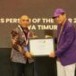 Manager PLN UP3 Madura Fahmi Fahresi menerima penghargaan Sales Person of the Year 2026 tingkat Jawa Timur dalam ajang SSPOTY Jawa Timur 2026 di Surabaya.
