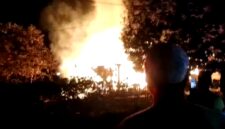 Warga berusaha memadamkan api yang melalap rumah warga Dusun Onjur Tengah, Desa Bunten Timur, Kecamatan Ketapang, Kabupaten Sampang. (KLIKMADURA)