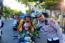 Polantas Polres Sampang foto bersama pengendara yang tertib berlalu lintas. (KLIKMADURA)