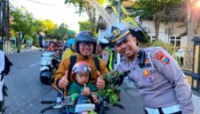 Polantas Polres Sampang foto bersama pengendara yang tertib berlalu lintas. (KLIKMADURA)