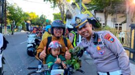 Polantas Polres Sampang foto bersama pengendara yang tertib berlalu lintas. (KLIKMADURA)