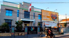 Pengendara melintas di depan Kantor BPS Pamekasan. (LAILIYATUN NURIYAH/KLIK MADURA)