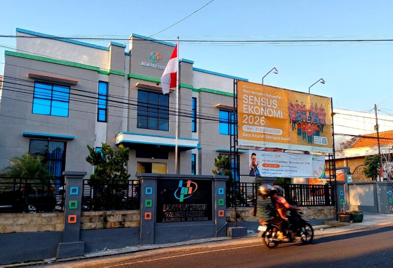 Pengendara melintas di depan Kantor BPS Pamekasan. (LAILIYATUN NURIYAH/KLIK MADURA)