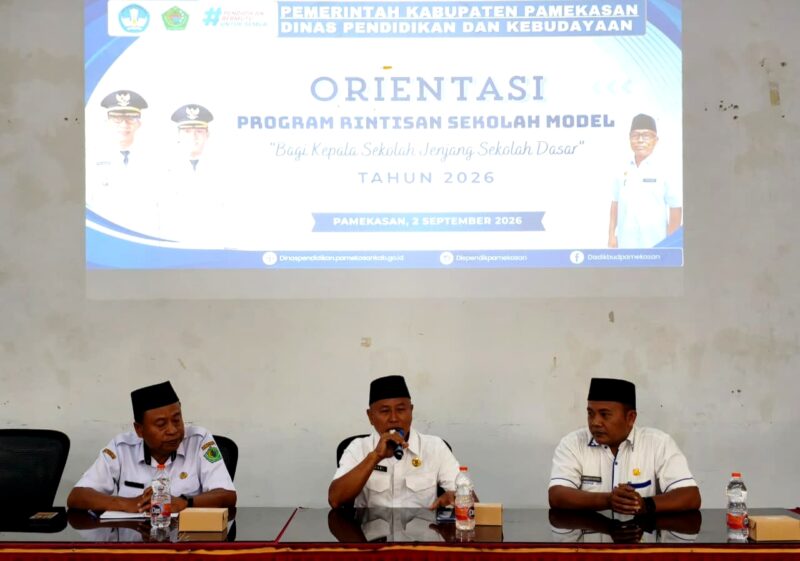Kadisdikbud Pamekasan Basri Yulianto memimpin rapat pembentukan Rintisan Sekolah Model di Aula Disdikbud Pamekasan. (DISDIKBUD PAMEKASAN FOR KLIK MADURA)