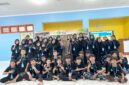 Direktur Klik Madura, Sari Purwati (tengah) foto bersama pengurus OSSDA usai mengisi materi public speaking. (LAILIYATUN NURIYAH / KLIKMADURA)