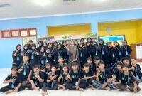Direktur Klik Madura, Sari Purwati (tengah) foto bersama pengurus OSSDA usai mengisi materi public speaking. (LAILIYATUN NURIYAH / KLIKMADURA)