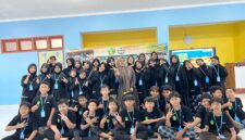 Direktur Klik Madura, Sari Purwati (tengah) foto bersama pengurus OSSDA usai mengisi materi public speaking. (LAILIYATUN NURIYAH / KLIKMADURA)