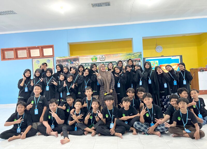 Direktur Klik Madura, Sari Purwati (tengah) foto bersama pengurus OSSDA usai mengisi materi public speaking. (LAILIYATUN NURIYAH / KLIKMADURA)