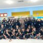 Direktur Klik Madura, Sari Purwati (tengah) foto bersama pengurus OSSDA usai mengisi materi public speaking. (LAILIYATUN NURIYAH / KLIKMADURA)