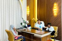 Founder Bashra BIP, Ali Zainal Abidin bercengkrama dengan Angga dan ibunya usai membahas pemberangkatan ke tanah suci Mekkah. (KLIKMADURA)