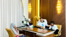 Founder Bashra BIP, Ali Zainal Abidin bercengkrama dengan Angga dan ibunya usai membahas pemberangkatan ke tanah suci Mekkah. (KLIKMADURA)