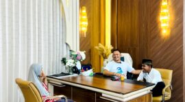 Founder Bashra BIP, Ali Zainal Abidin bercengkrama dengan Angga dan ibunya usai membahas pemberangkatan ke tanah suci Mekkah. (KLIKMADURA)