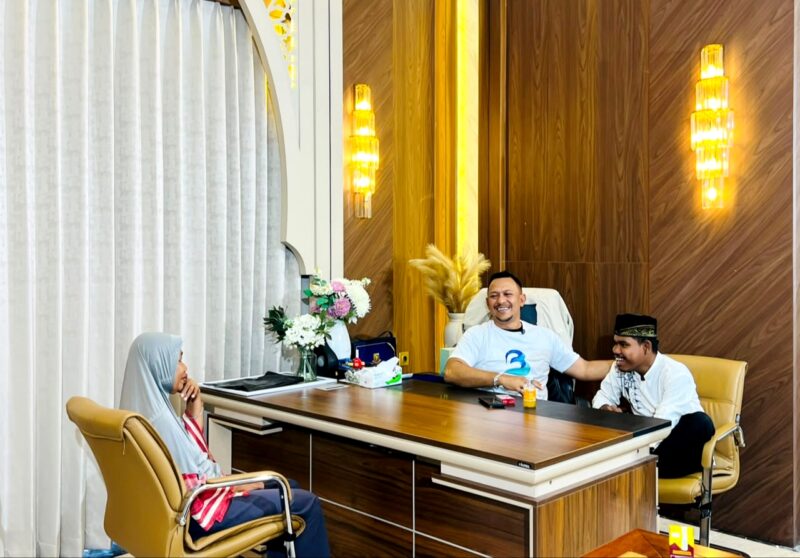 Founder Bashra BIP, Ali Zainal Abidin bercengkrama dengan Angga dan ibunya usai membahas pemberangkatan ke tanah suci Mekkah. (KLIKMADURA)
