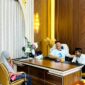 Founder Bashra BIP, Ali Zainal Abidin bercengkrama dengan Angga dan ibunya usai membahas pemberangkatan ke tanah suci Mekkah. (KLIKMADURA)