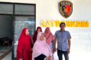 Ahli waris lahan TK ABA IV Pamekasan bersama kuasa hukum, Zaini, berada di depan Kantor Satreskrim Polres Pamekasan. (LAILIYATUN NURIYAH/KLIK MADURA)