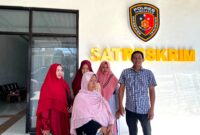 Ahli waris lahan TK ABA IV Pamekasan bersama kuasa hukum, Zaini, berada di depan Kantor Satreskrim Polres Pamekasan. (LAILIYATUN NURIYAH/KLIK MADURA)