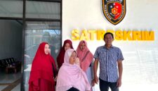 Ahli waris lahan TK ABA IV Pamekasan bersama kuasa hukum, Zaini, berada di depan Kantor Satreskrim Polres Pamekasan. (LAILIYATUN NURIYAH/KLIK MADURA)