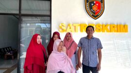 Ahli waris lahan TK ABA IV Pamekasan bersama kuasa hukum, Zaini, berada di depan Kantor Satreskrim Polres Pamekasan. (LAILIYATUN NURIYAH/KLIK MADURA)