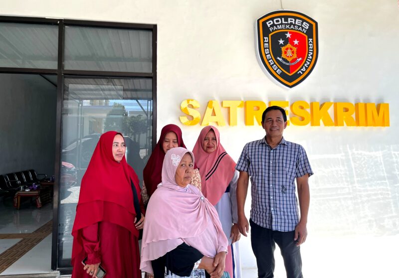 Ahli waris lahan TK ABA IV Pamekasan bersama kuasa hukum, Zaini, berada di depan Kantor Satreskrim Polres Pamekasan. (LAILIYATUN NURIYAH/KLIK MADURA)