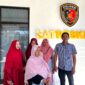Ahli waris lahan TK ABA IV Pamekasan bersama kuasa hukum, Zaini, berada di depan Kantor Satreskrim Polres Pamekasan. (LAILIYATUN NURIYAH/KLIK MADURA)