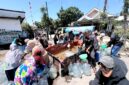 Pengurus AJP saat menyalurkan air bersih di Desa Larangan Tokol, Kecamatan Tlanakan. (KLIKMADURA)