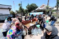 Pengurus AJP saat menyalurkan air bersih di Desa Larangan Tokol, Kecamatan Tlanakan. (KLIKMADURA)