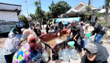 Pengurus AJP saat menyalurkan air bersih di Desa Larangan Tokol, Kecamatan Tlanakan. (KLIKMADURA)