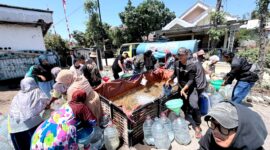 Pengurus AJP saat menyalurkan air bersih di Desa Larangan Tokol, Kecamatan Tlanakan. (KLIKMADURA)
