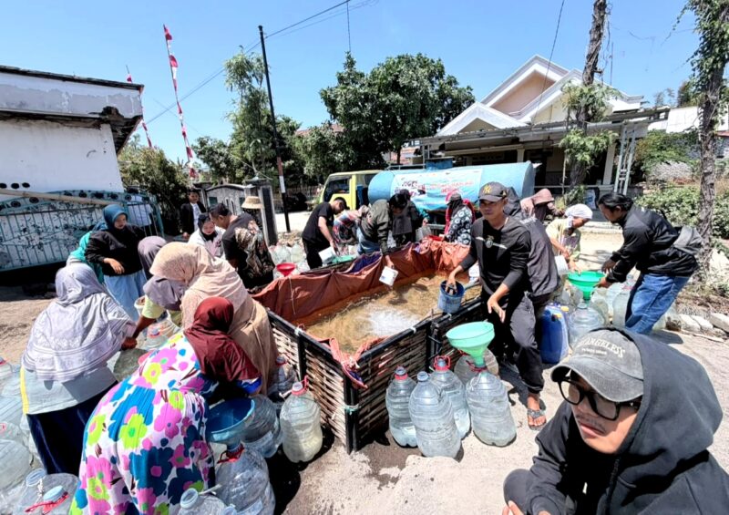 Pengurus AJP saat menyalurkan air bersih di Desa Larangan Tokol, Kecamatan Tlanakan. (KLIKMADURA)