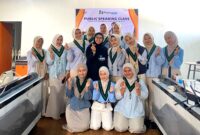 Founder Klik Madura, Sari Purwati foto bersama pengurus KOHATI Pamekasan usai mengisi kegiatan Public Speaking Class di Gedung Royal Group. (KLIKMADURA)