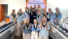 Founder Klik Madura, Sari Purwati foto bersama pengurus KOHATI Pamekasan usai mengisi kegiatan Public Speaking Class di Gedung Royal Group. (KLIKMADURA)