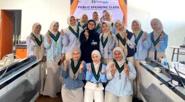 Founder Klik Madura, Sari Purwati foto bersama pengurus KOHATI Pamekasan usai mengisi kegiatan Public Speaking Class di Gedung Royal Group. (KLIKMADURA)