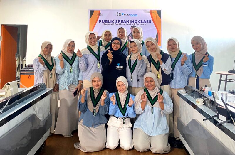 Founder Klik Madura, Sari Purwati foto bersama pengurus KOHATI Pamekasan usai mengisi kegiatan Public Speaking Class di Gedung Royal Group. (KLIKMADURA)