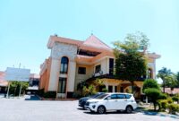 Kendaraan terparkir di halaman DPRD Sampang. (ALI MUCHTAR / KLIKMADURA)
