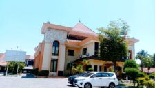 Kendaraan terparkir di halaman DPRD Sampang. (ALI MUCHTAR / KLIKMADURA)