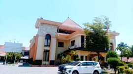 Kendaraan terparkir di halaman DPRD Sampang. (ALI MUCHTAR / KLIKMADURA)