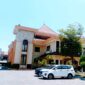 Kendaraan terparkir di halaman DPRD Sampang. (ALI MUCHTAR / KLIKMADURA)